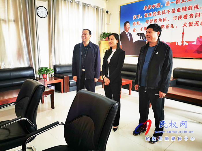 副縣長朱琳察看全縣九年級第二次模擬考試