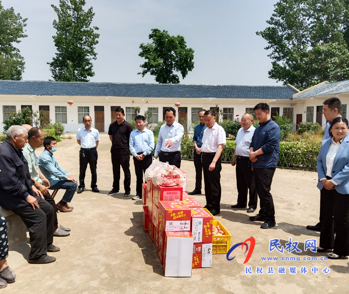 白云寺鎮(zhèn)黨委書記梁付營(yíng)到敬老院看望慰問老人
