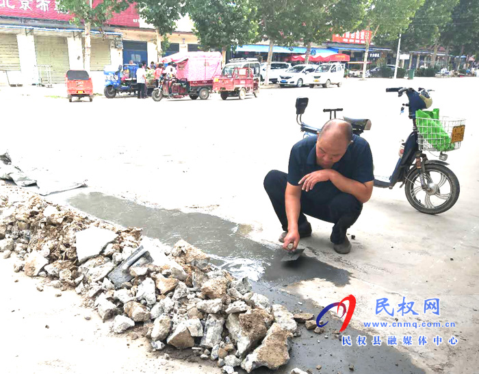 【我為群眾辦實(shí)事】野崗鎮(zhèn)：補(bǔ)好公路小裂縫 保障出行大民生