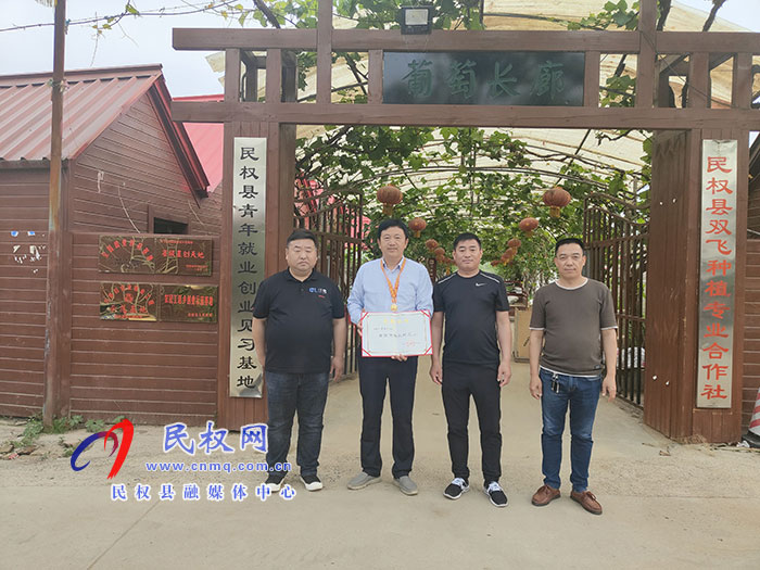 縣人社局為“全國優(yōu)秀農民工”李國禮發(fā)放榮譽證書和獎章 縣人社局為“全國優(yōu)秀農民工”李國禮發(fā)放榮譽證書和獎章