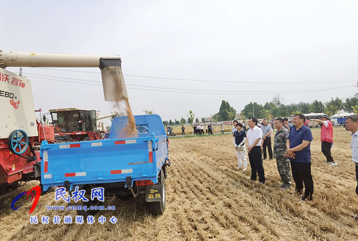 市人大常委會副主任、縣委書記姬脈常查看“三夏”生產(chǎn)時強調(diào)：搶抓農(nóng)時 科學(xué)調(diào)度 確保顆粒歸倉