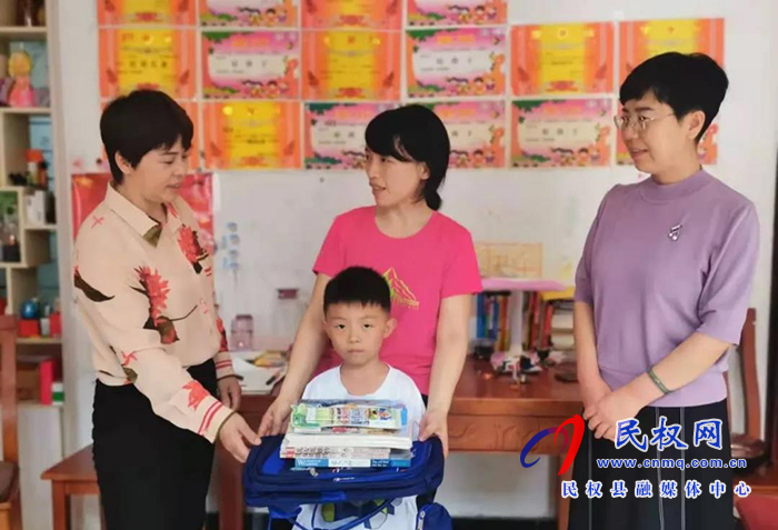 民權(quán)縣總工會(huì)開展“六一特別關(guān)愛活動(dòng)” 民權(quán)縣總工會(huì)開展“六一特別關(guān)愛活動(dòng)”