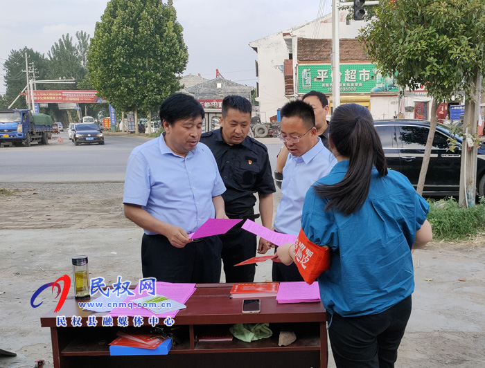 副縣長陳進(jìn)領(lǐng)到王橋鎮(zhèn)查看“三夏”生產(chǎn)工作