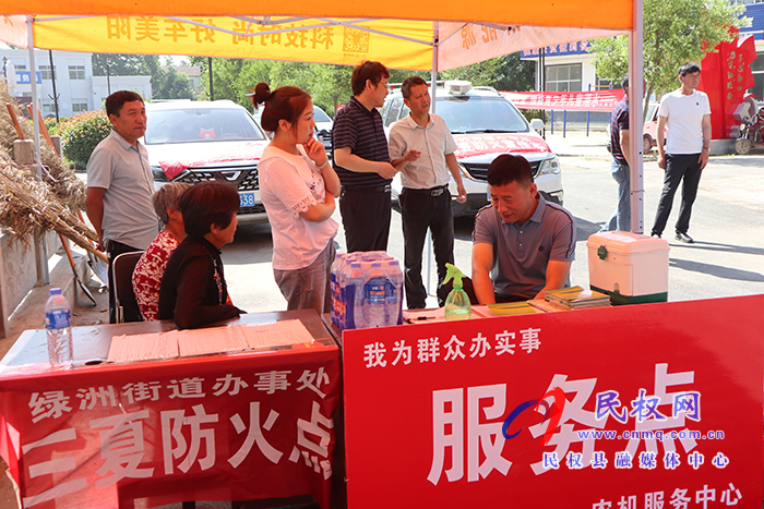 我縣積極組織開展“我為群眾辦實事，服務三夏當先鋒”主題實踐活動