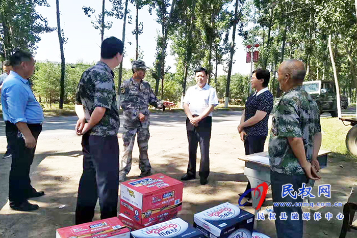 縣委常委、武裝部長熊四香、縣人大副主任石克林到孫六鎮(zhèn)慰問“三夏”一線干部