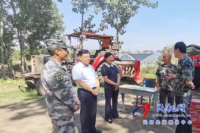 縣委常委、武裝部長熊四香、縣人大副主任石克林到孫六鎮(zhèn)慰問“三夏”一線干部