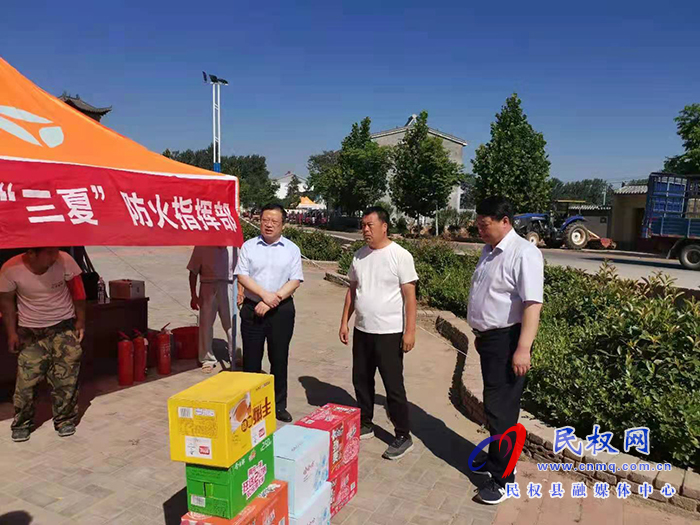【一把手參與】程莊鎮(zhèn)黨委書記李傳忠、鎮(zhèn)長(zhǎng)白云龍看望慰問堅(jiān)守在秸稈禁燒一線的工作人員