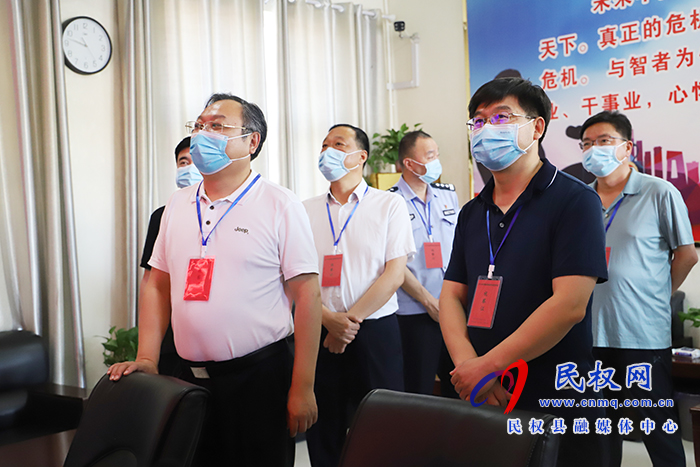 市委常委、常務(wù)副市長吳祖明到民察看高考準(zhǔn)備工作