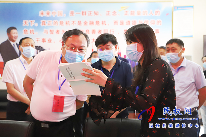 市委常委、常務(wù)副市長吳祖明到民察看高考準(zhǔn)備工作