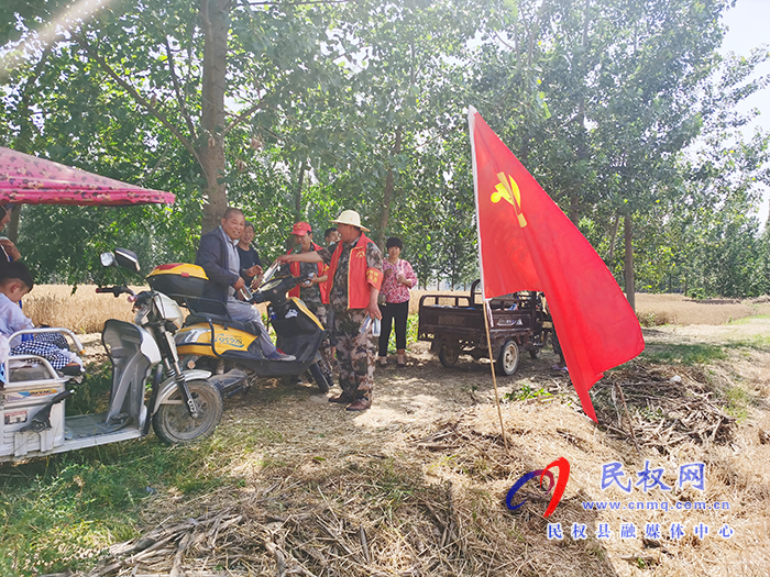 野崗鎮(zhèn)黨員突擊隊(duì)開展“午間行動?”服務(wù)群眾麥?zhǔn)账颓鍥? title=