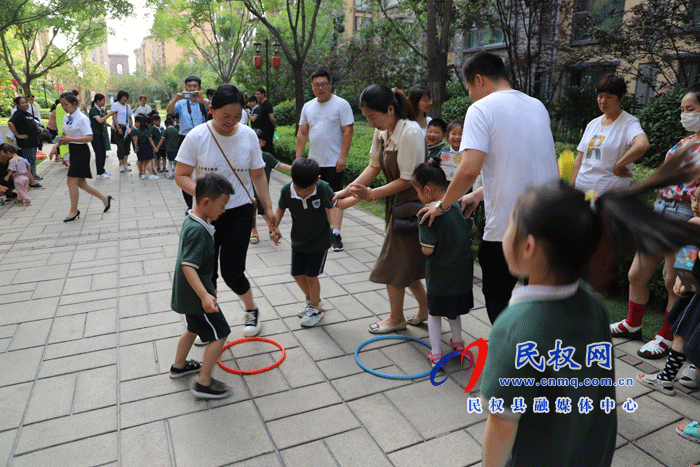 社區(qū)同樂會(huì) 萌娃嗨翻天——盛世名門、民東新區(qū)實(shí)驗(yàn)幼兒園聯(lián)合開展幼兒“走進(jìn)社區(qū)”實(shí)踐活動(dòng)