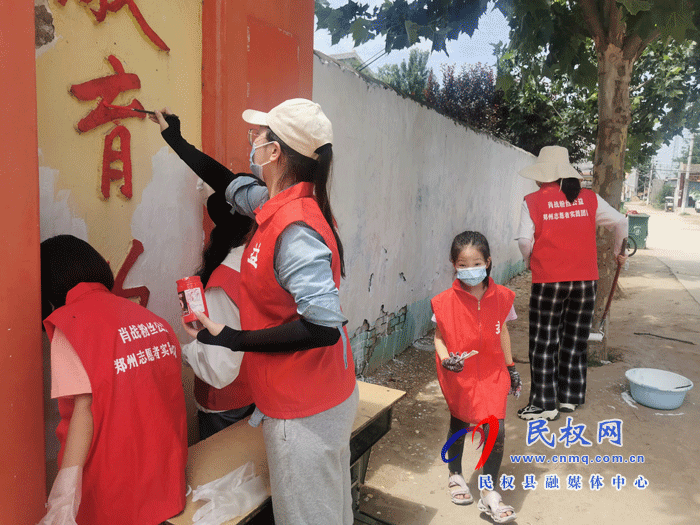 肖戰(zhàn)粉絲公益鄭州志愿者實踐團隊義務彩繪 為鄉(xiāng)村小學“添新衣” 肖戰(zhàn)粉絲公益鄭州志愿者實踐團隊義務彩繪 為鄉(xiāng)村小學“添新衣”