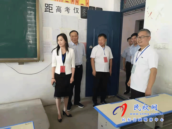   副縣長(zhǎng)朱琳察看中考考務(wù)工作