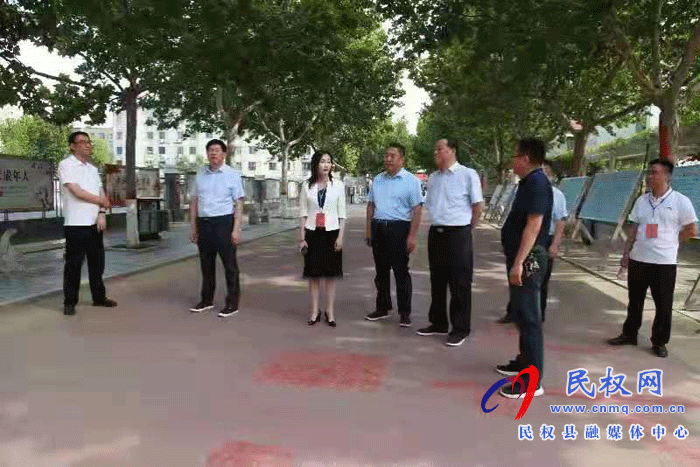   副縣長(zhǎng)朱琳察看中考考務(wù)工作