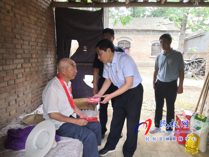 縣委常委、組織部長何玉明為褚廟鄉(xiāng)老黨員頒發(fā)“光榮在黨50年”紀(jì)念章
