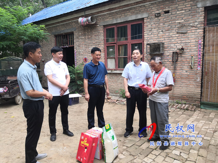 縣委常委、組織部長何玉明為褚廟鄉(xiāng)老黨員頒發(fā)“光榮在黨50年”紀(jì)念章