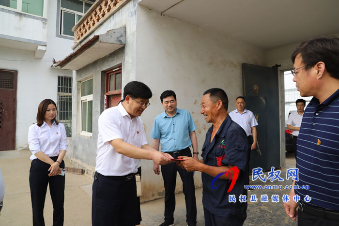 縣委副書(shū)記、縣長(zhǎng)張團(tuán)結(jié)走訪慰問(wèn)老黨員和困難黨員