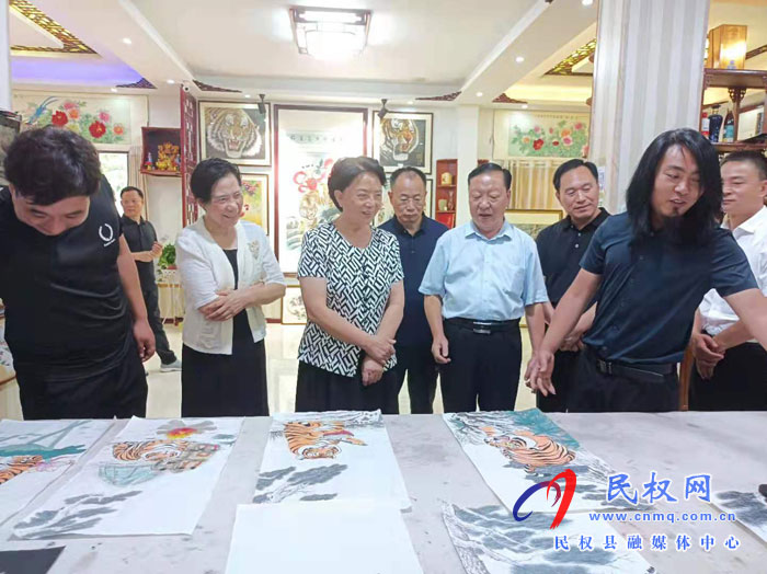  省政協(xié)原副主席、省老干部大學第一副校長、中國老年大學協(xié)會副會長孔玉芳蒞民考察調研鄉(xiāng)村振興工作