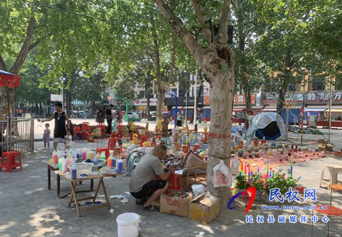 民權(quán)縣12345:廣場(chǎng)占用問(wèn)題 12345開(kāi)展現(xiàn)場(chǎng)辦公 民權(quán)縣12345:廣場(chǎng)占用問(wèn)題 12345開(kāi)展現(xiàn)場(chǎng)辦公