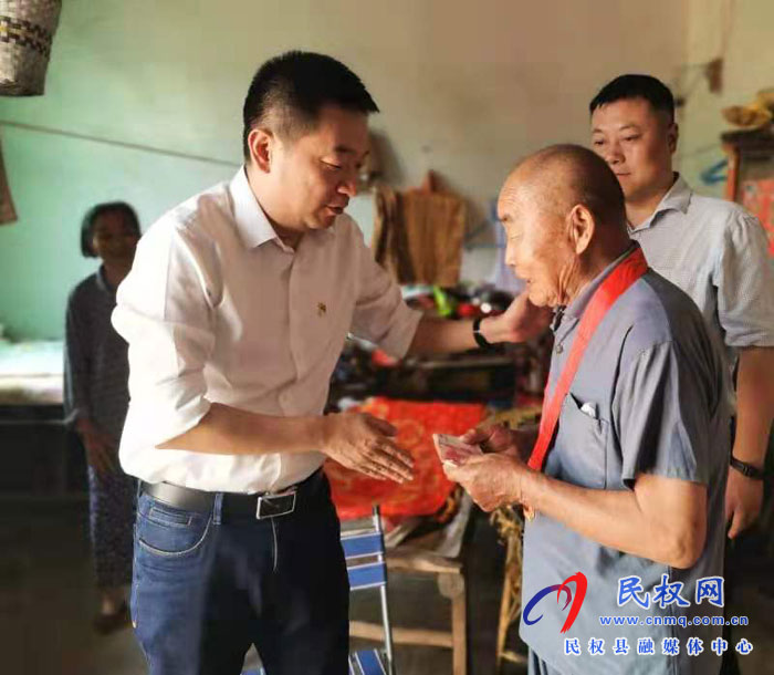 縣委常委、縣委辦公室主任孟亞松看望慰問(wèn)老黨員