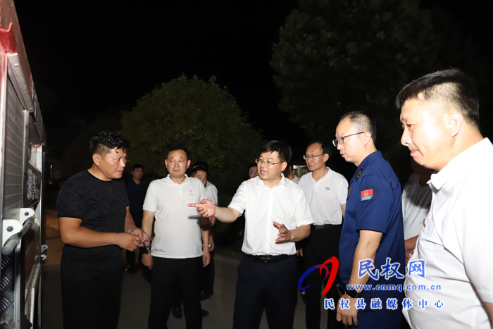 縣委副書記、縣長張團結深夜暗訪消防安全管理工作