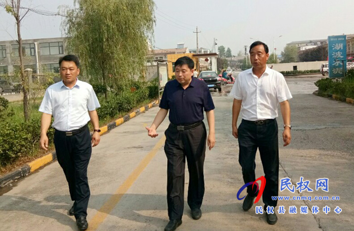 副縣長陳進(jìn)領(lǐng)到孫六鎮(zhèn)檢查安全生產(chǎn)工作 副縣長陳進(jìn)領(lǐng)到孫六鎮(zhèn)檢查安全生產(chǎn)工作