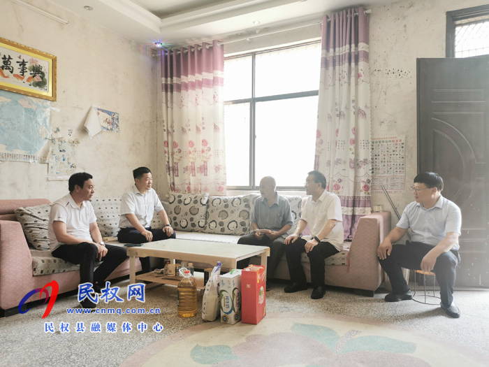 商丘市政府副秘書長(zhǎng)任善禮到民權(quán)縣龍?zhí)伶?zhèn)軒莊村走訪慰問老黨員