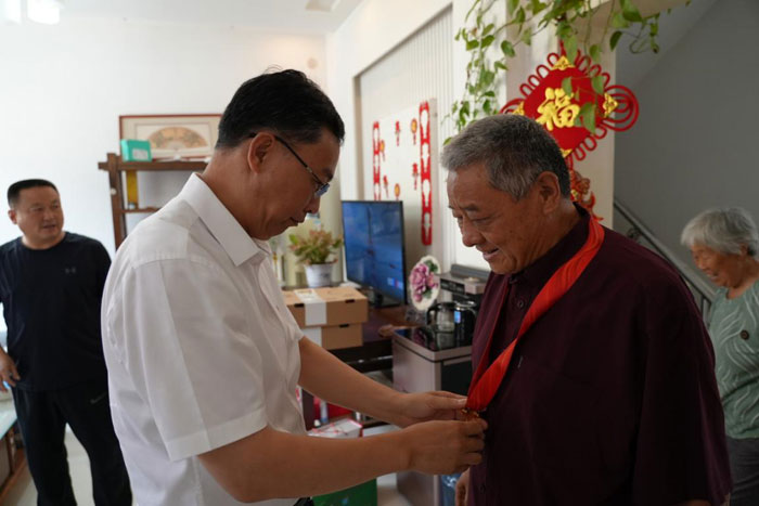 縣委常委、縣紀委書記、縣監(jiān)委主任張亞光走訪慰問老黨員