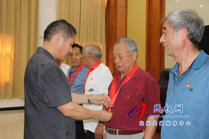 民權縣法院舉行“光榮在黨50年”紀念章頒發(fā)儀式 民權縣法院舉行“光榮在黨50年”紀念章頒發(fā)儀式