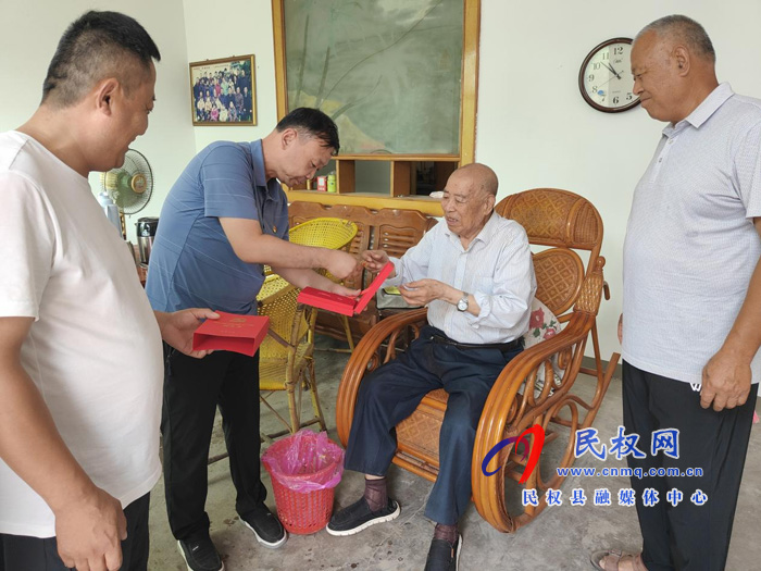 縣科協(xié)開展“七一”走訪慰問(wèn)老黨員活動(dòng)