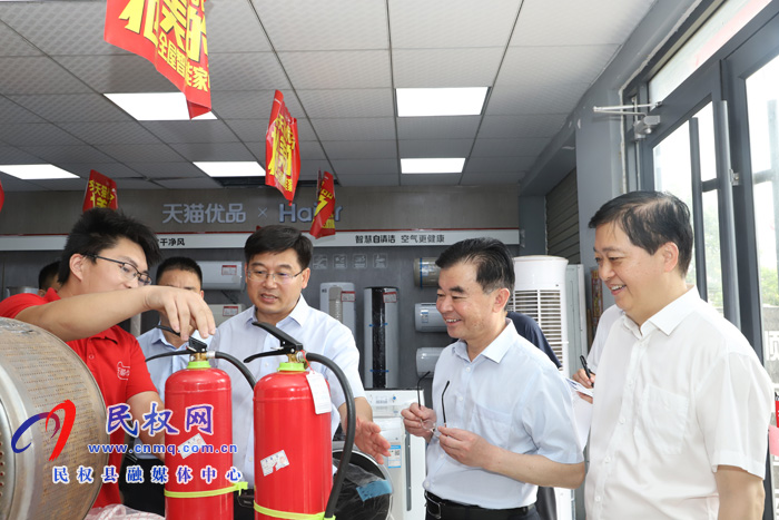 縣委副書記、縣長張團結(jié)現(xiàn)場督導(dǎo)消防安全隱患整改情況