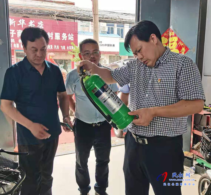 縣委常委、政法委書(shū)記、副縣長(zhǎng)孟祥亮到龍?zhí)伶?zhèn)督導(dǎo)檢查“九小場(chǎng)所”及沿街門(mén)店安全生產(chǎn)工作落實(shí)情況