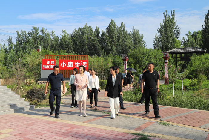 省婦聯(lián)聯(lián)絡(luò)部部長盧前揚(yáng)到野崗鎮(zhèn)觀摩美麗鄉(xiāng)村和美麗庭院建設(shè)工作 省婦聯(lián)聯(lián)絡(luò)部部長盧前揚(yáng)到野崗鎮(zhèn)觀摩美麗鄉(xiāng)村和美麗庭院建設(shè)工作