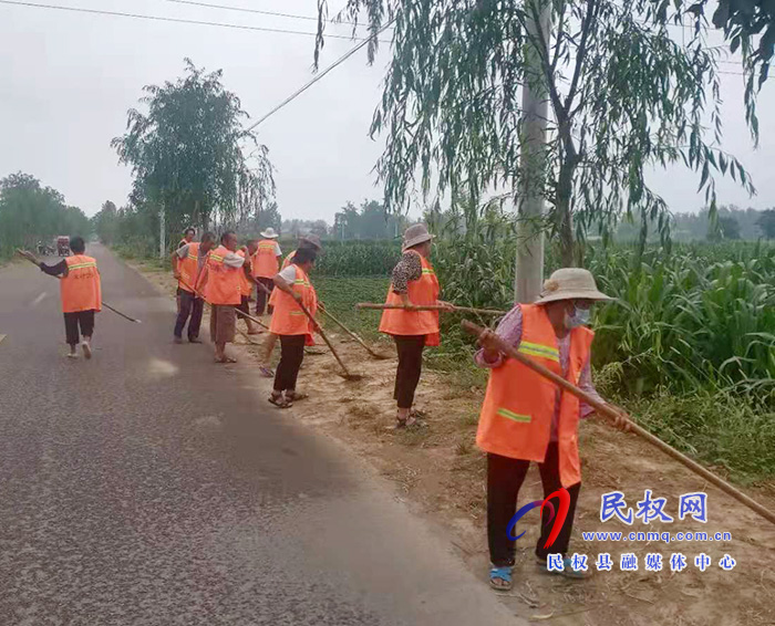 “夕陽紅”護(hù)路工:讓龍?zhí)伶?zhèn)呈現(xiàn)一道靚麗的風(fēng)景線 “夕陽紅”護(hù)路工:讓龍?zhí)伶?zhèn)呈現(xiàn)一道靚麗的風(fēng)景線