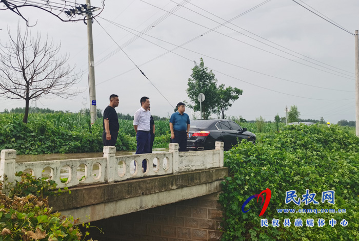 縣委常委、縣委辦公室主任孟亞松到野崗鎮(zhèn)查看防汛情況