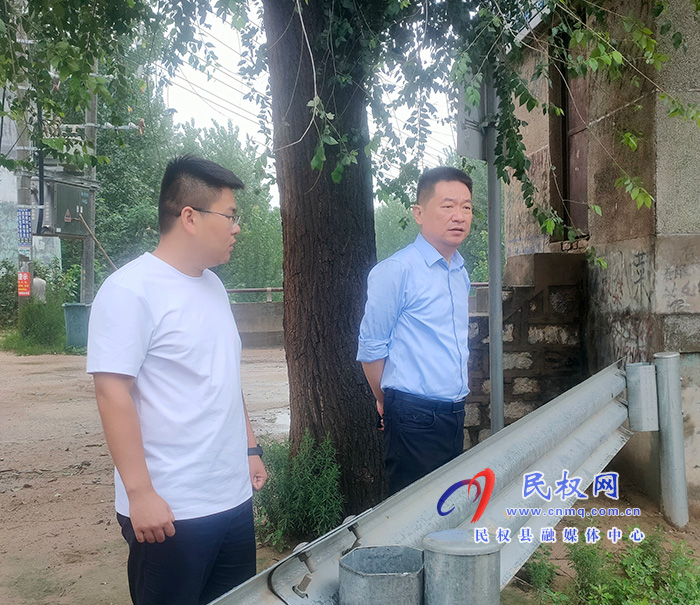 縣委常委、縣委辦公室主任孟亞松冒雨到野崗鎮(zhèn)督導(dǎo)檢查防汛工作