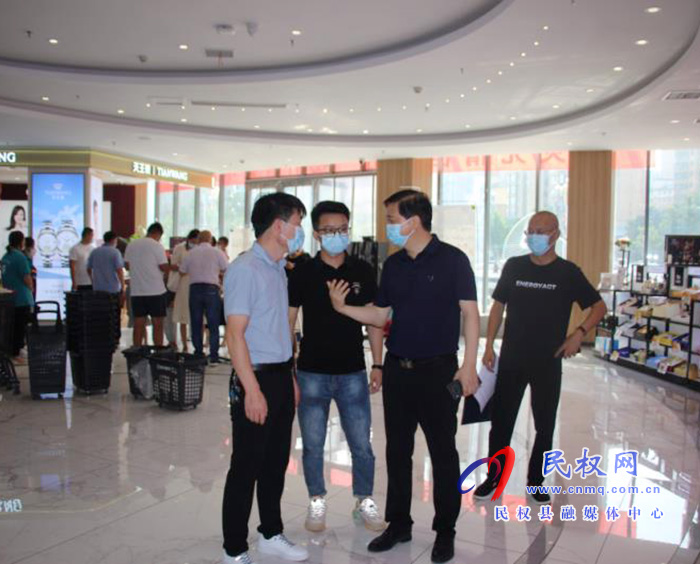 縣委常委、統(tǒng)戰(zhàn)部長趙通到聯(lián)華超市開展“萬人助萬企”活動