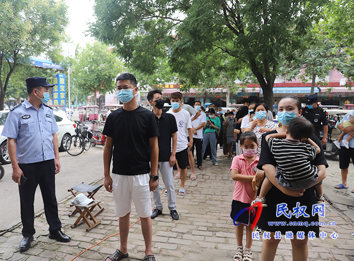 核酸檢測采樣點：提前派號排隊井然有序