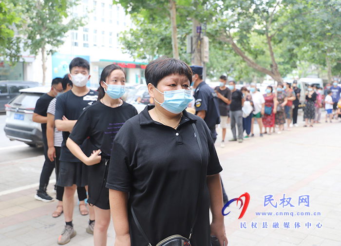 核酸檢測采樣點：提前派號排隊井然有序