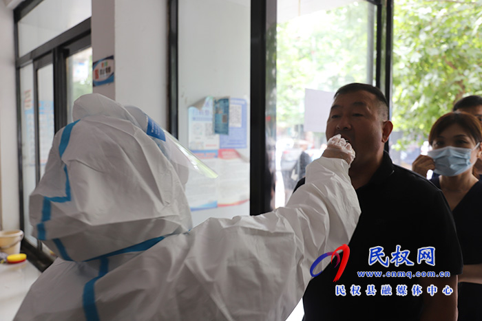 核酸檢測采樣點：提前派號排隊井然有序