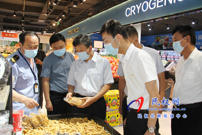 縣政府黨組成員、信訪局局長(zhǎng)陳鴻志查看 食品藥品安全及疫情防控工作