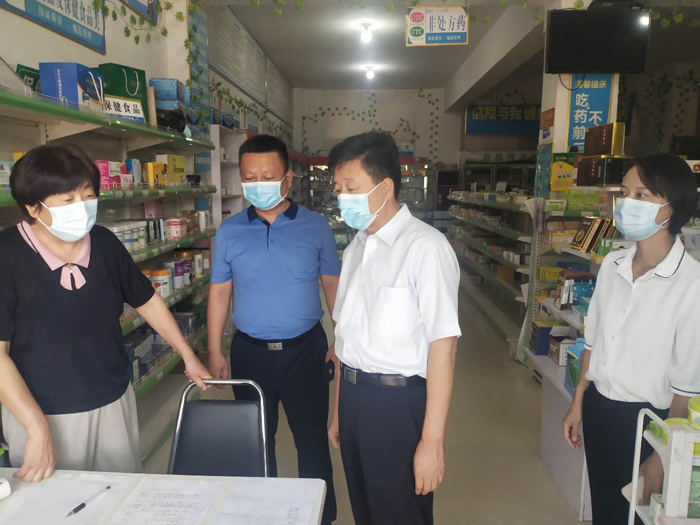 縣政府黨組成員、信訪局局長陳鴻志督查伯黨鄉(xiāng)疫情防控工作