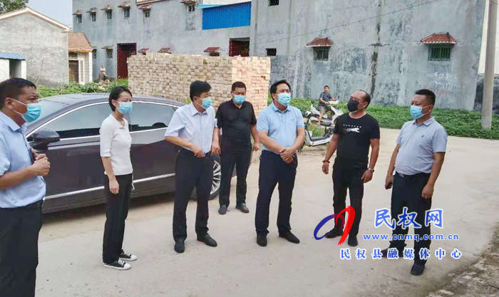 縣領(lǐng)導(dǎo)孟祥亮、陳鴻志督查伯黨鄉(xiāng)疫情防控工作