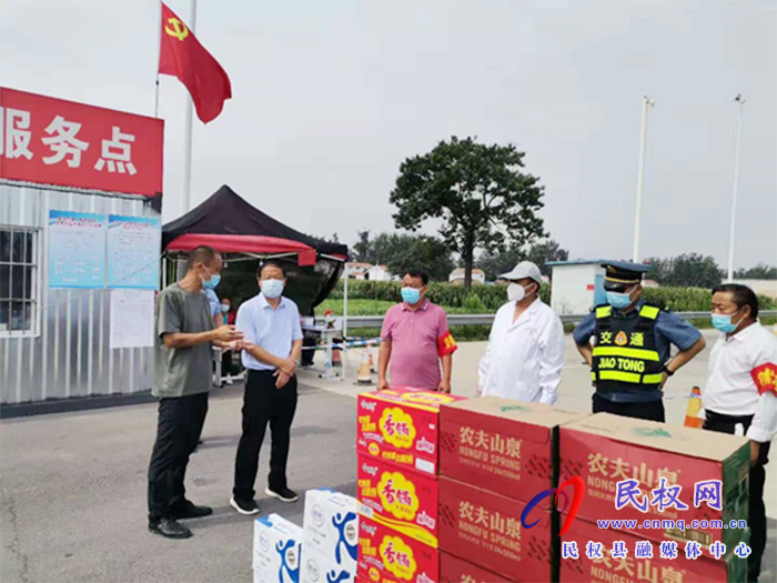 民權(quán)縣總工會(huì)黨組書記、主席瞿志君 到白云寺鎮(zhèn)慰問抗疫一線工作人員