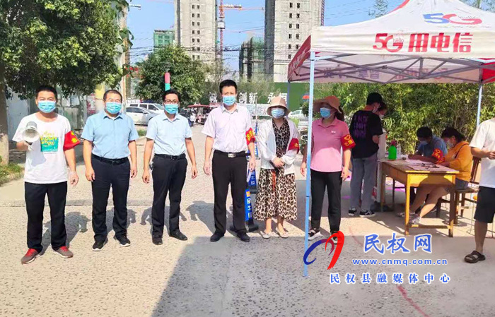 民權實驗中學校長牛同堂到疫情防控核酸檢測點狀元府邸慰問