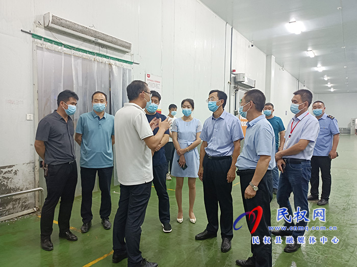 市市場(chǎng)監(jiān)督管理局局長戚征倫到民開展萬人助萬企活動(dòng)并查看進(jìn)口冷鏈?zhǔn)称芬咔榉揽毓ぷ? title=