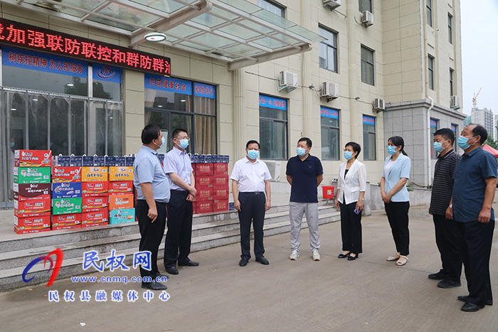 縣人大常委會副主任石克林、李新軍、李勇到縣疾控中心慰問疫情防控一線工作者