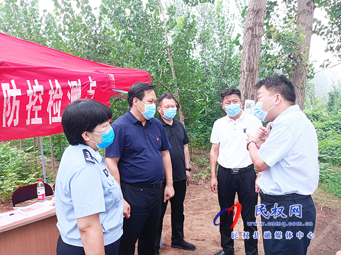 縣委常委、政法委書記、副縣長(zhǎng)孟祥亮查看疫情防控工作