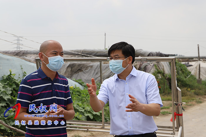 縣委書記張團(tuán)結(jié)暗訪疫情防控工作 縣委書記張團(tuán)結(jié)暗訪疫情防控工作