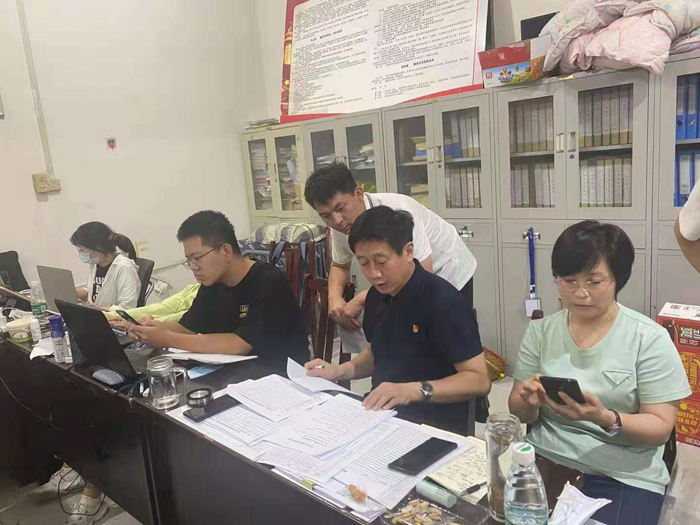 民權(quán)縣疫情防控指揮部數(shù)據(jù)統(tǒng)計(jì)專班小組持續(xù)加快對(duì)大數(shù)據(jù)派單反饋風(fēng)險(xiǎn)人群的摸排力度 民權(quán)縣疫情防控指揮部數(shù)據(jù)統(tǒng)計(jì)專班小組持續(xù)加快對(duì)大數(shù)據(jù)派單反饋風(fēng)險(xiǎn)人群的摸排力度
